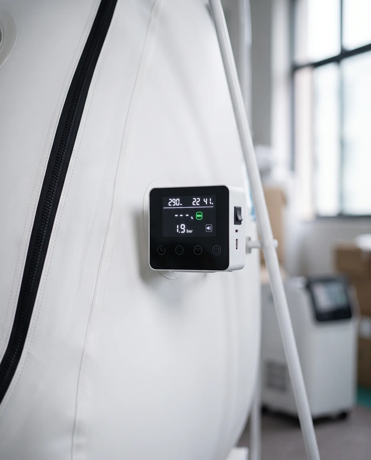 The wireless control panel mounted on the Haven Rise, showing pressure and session time.